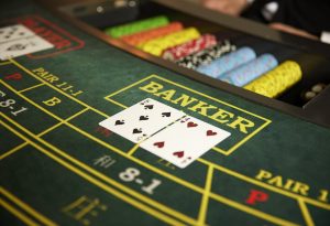 Luật tham gia cược bài Baccarat cực đơn giản, dễ hiểu